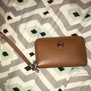 Michael Kors wallet. Barely been used & looks new!